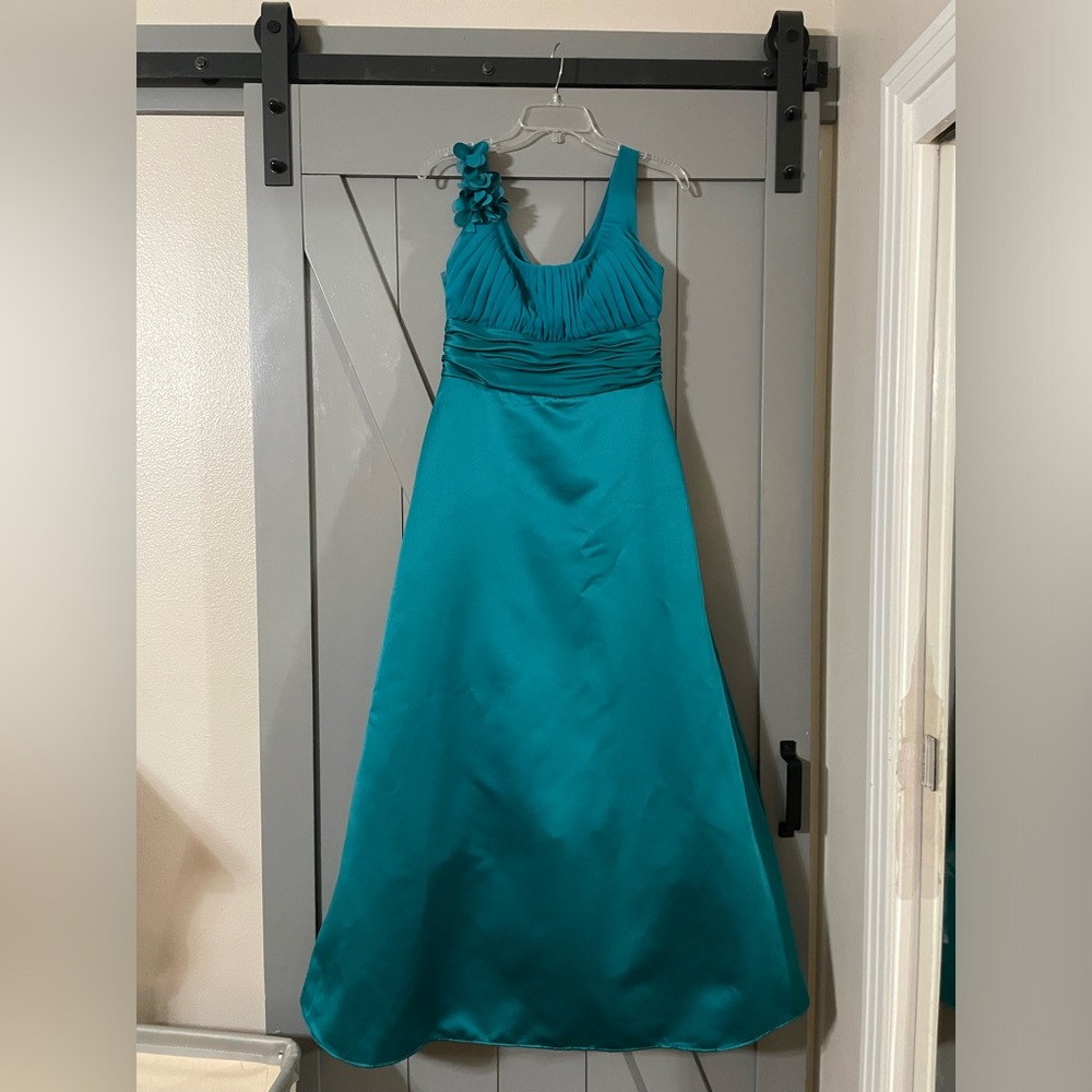 Gorgeous teal formal dress. Size 8.